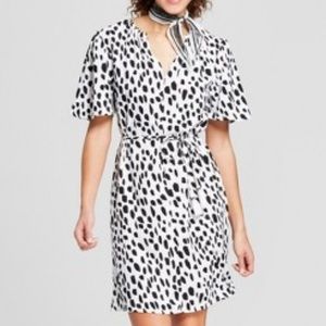BLACK AND WHITE SPOT DRESS WITH TIE WAIST